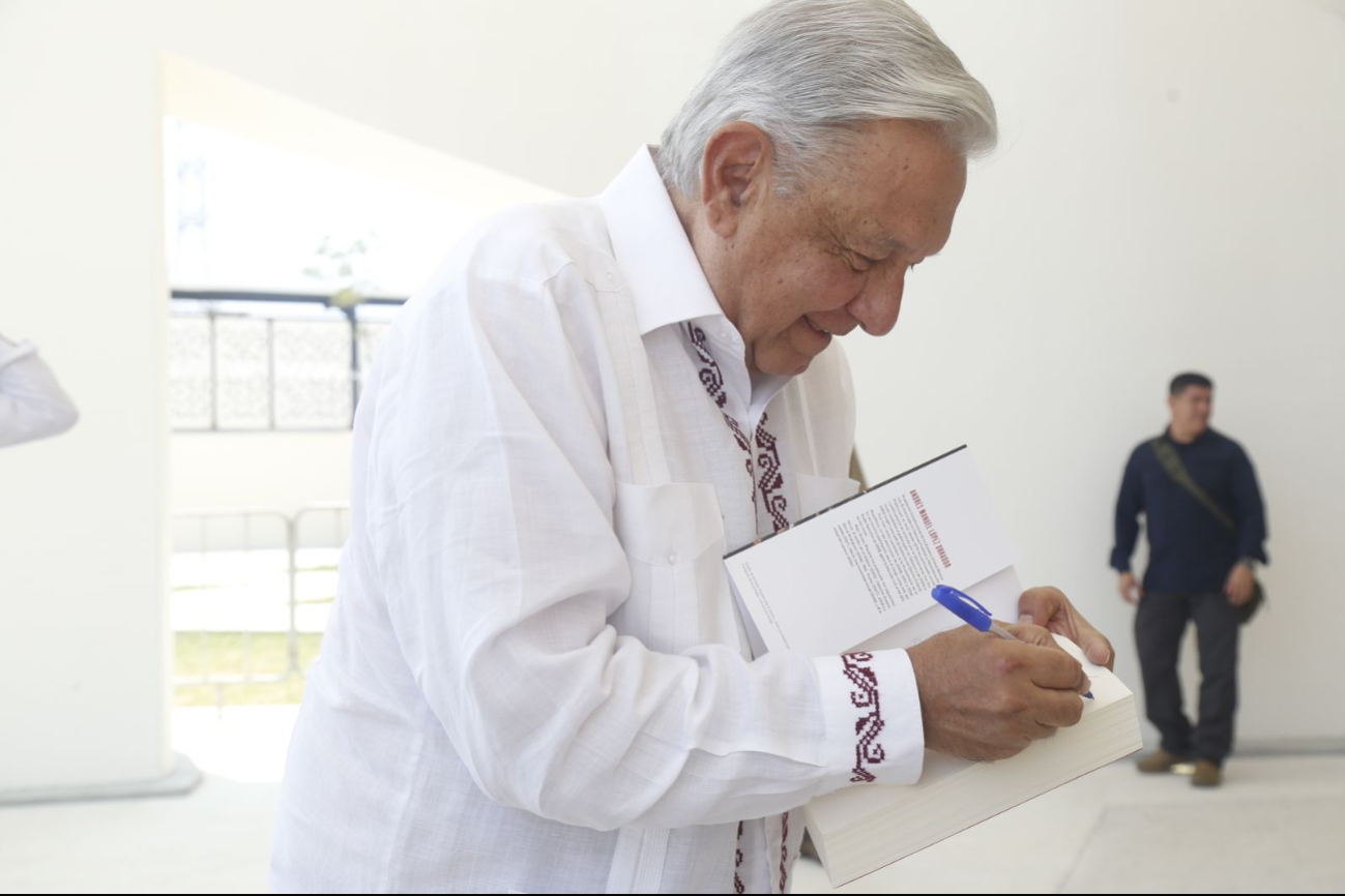 AMLO aprovechó para firmar tomos de su libro