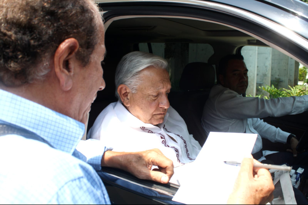 AMLO recibió la edición especial en honor a Don Mario Renato Menéndez