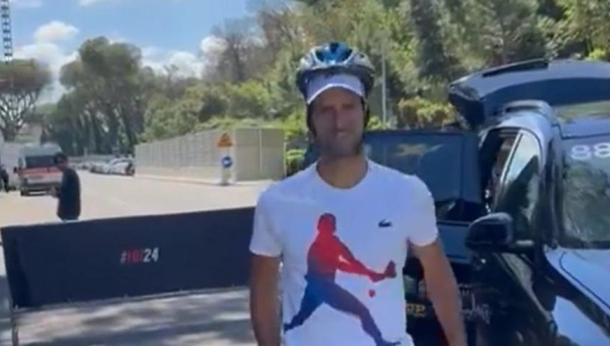 Novak Djokovic responde con humor a accidente en Roma y aparece con casco en el Foro Itálico