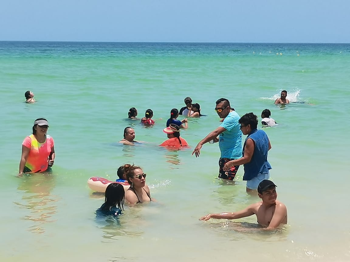 Las altas temperaturas no es motivo para que las familias lleguen a las playas de Progreso