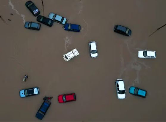 Fotografía aérea de varios vehículos afectados por las inundaciones en Porto Alegre