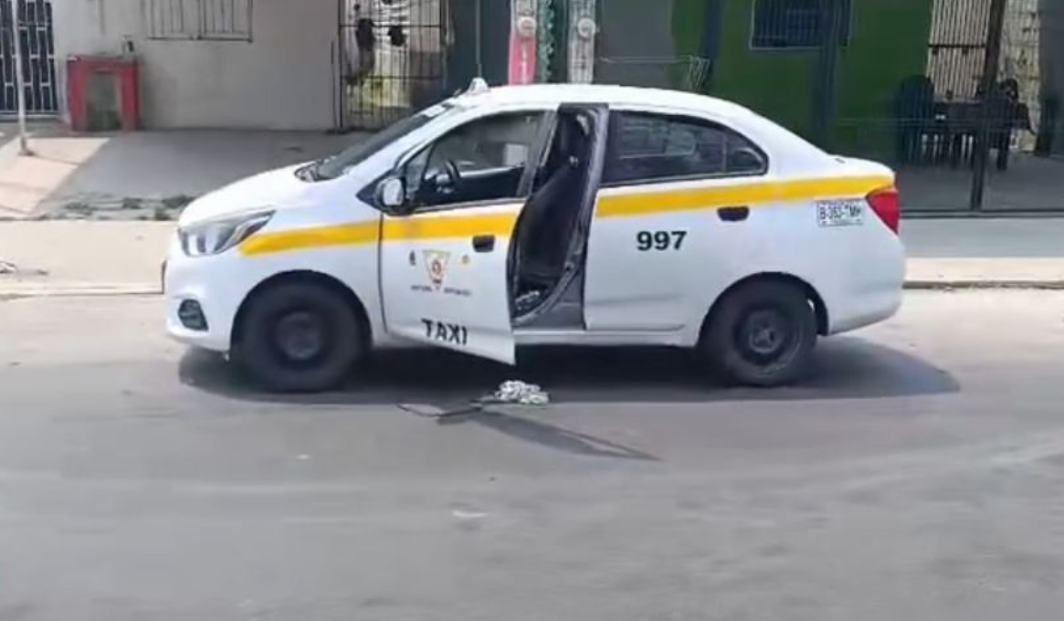 El taxista dejó su unidad a media calle y con las puertas abiertas