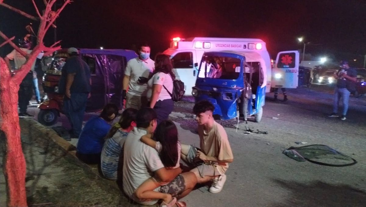 Mototaxistas chocan de frente en Cancún; accidente deja pasajeros heridos