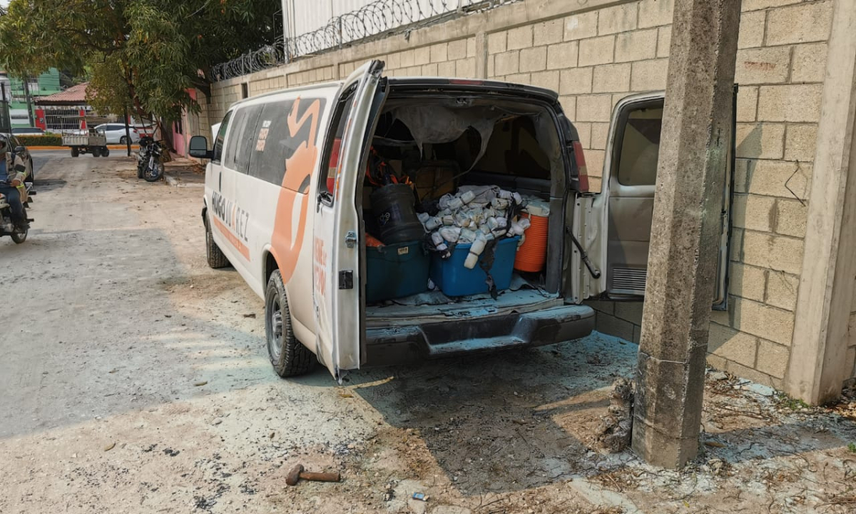 Queman camioneta y publicidad de MOCI en Ciudad del Carmen 