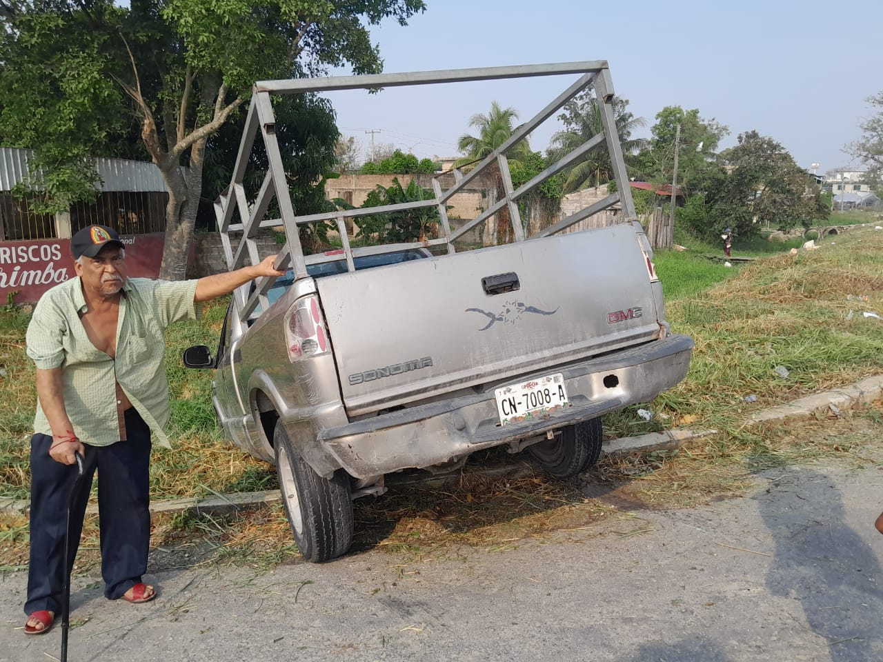 Abuelito perdió el control del volante