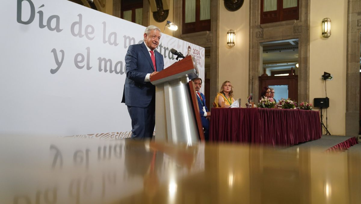 Andrés Manuel López Obrador festejó en Palacio Nacional a los maestros en su día