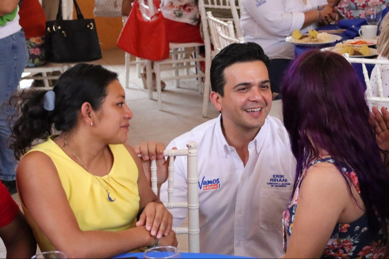 Erik Rihani González convive con docentes en Progreso