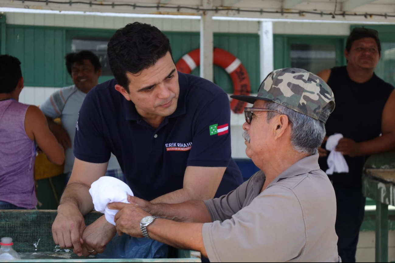 Erik Rihani González durante un evento de campaña en Progreso
