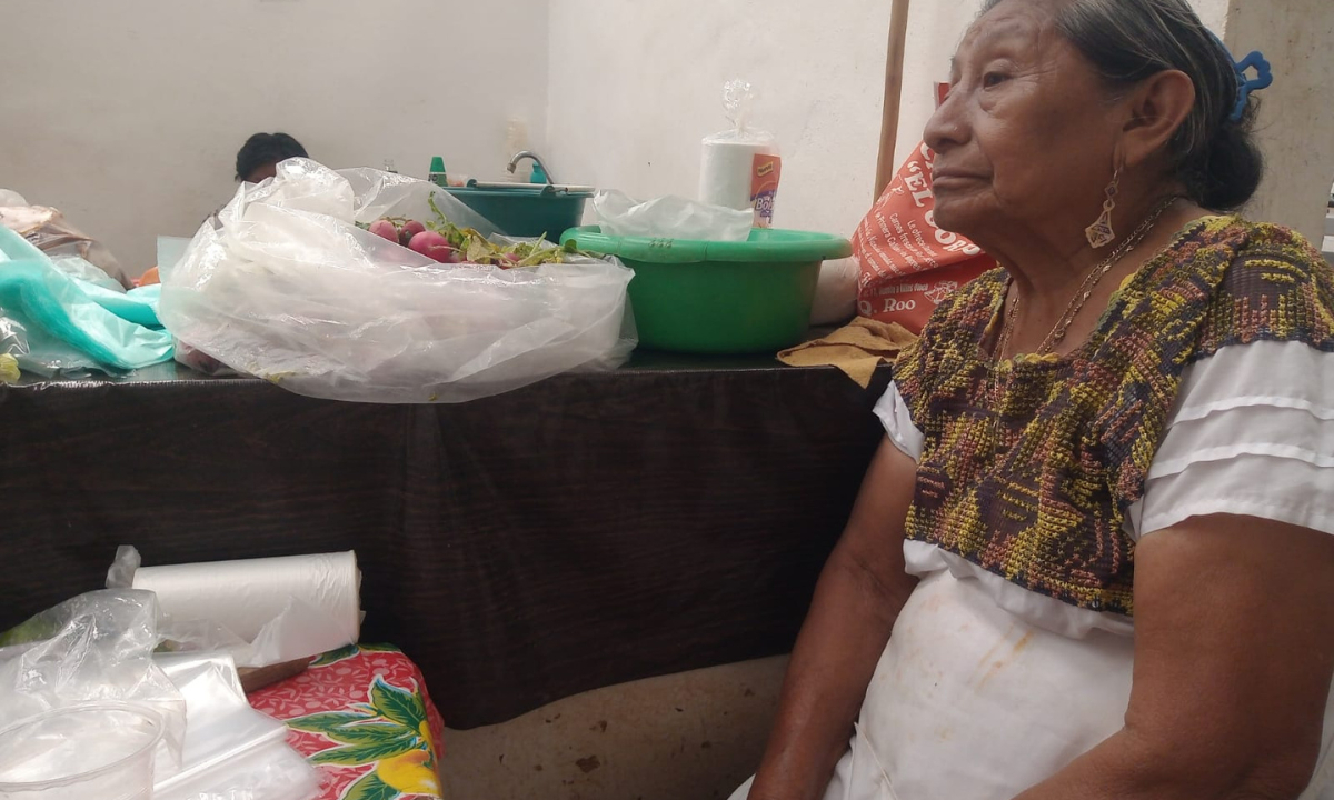 Las venteras se salen a la calle para mitigar el calor