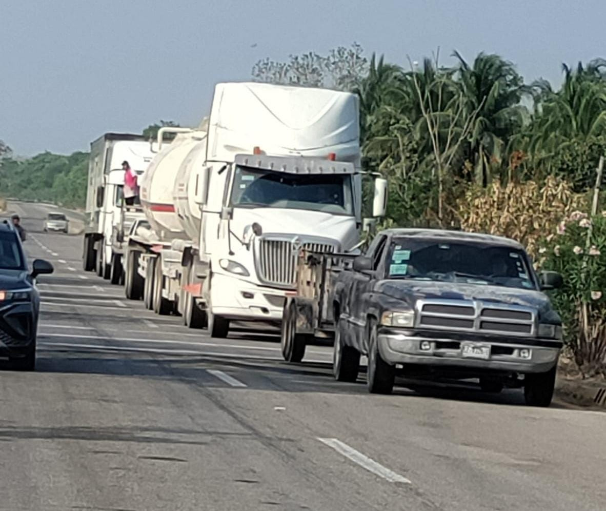 Ejidatarios señalaron que abrirán la carretera cada dos horas para desahogar el tráfico