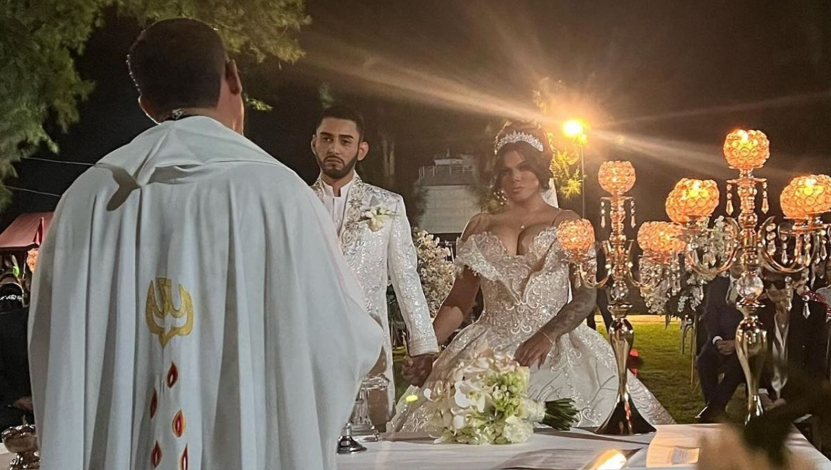 Óscar Barajas y Kimberly 'La más preciosa' durante su boda
