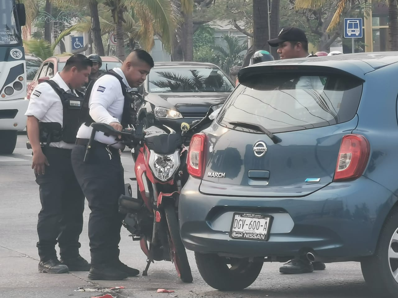 Agentes resguardan la zona del accidente