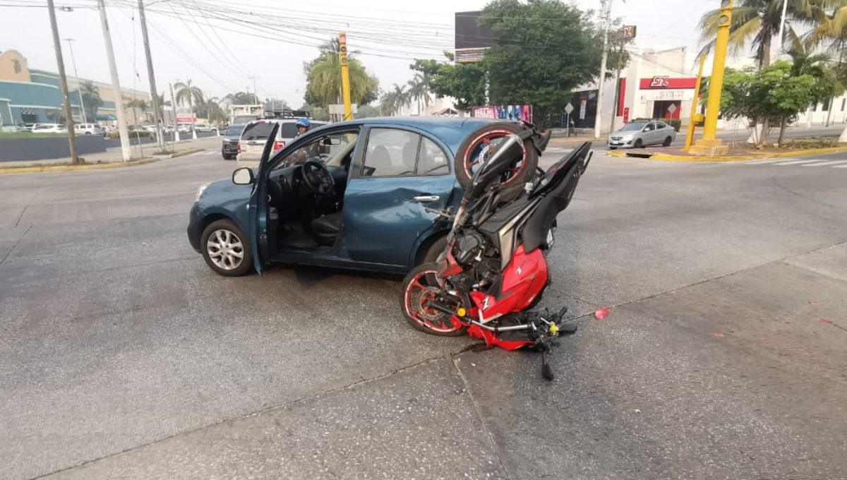 Choque de motocicleta y automóvil deja a jóvenes heridos en Ciudad del Carmen, Campeche