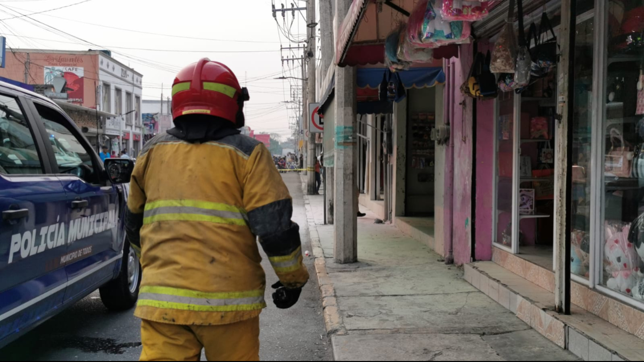 Bomberos acudieron al lugar del incendio