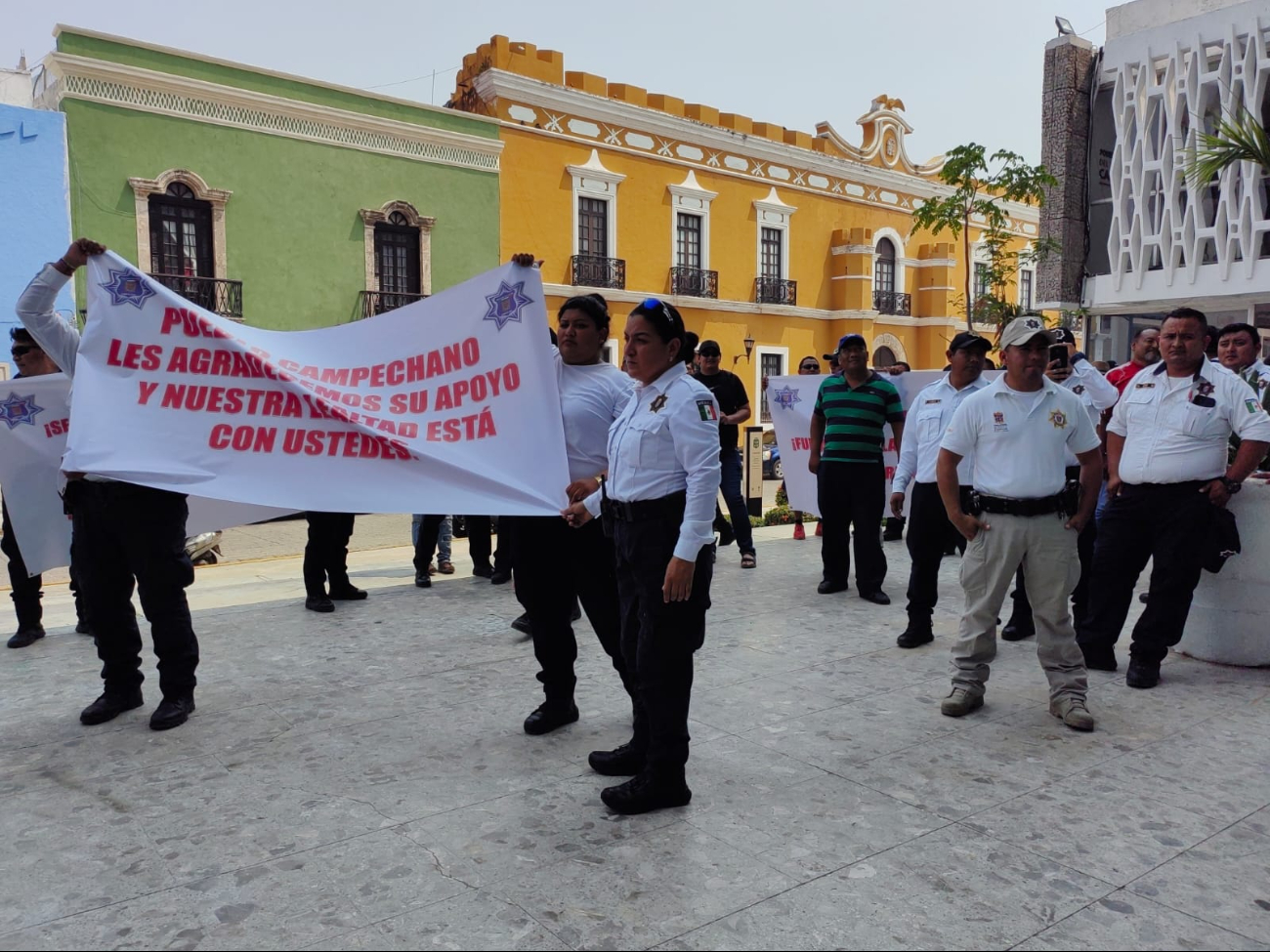 Policías de Campeche en paro se manifiestan en el Palacio de Gobierno 