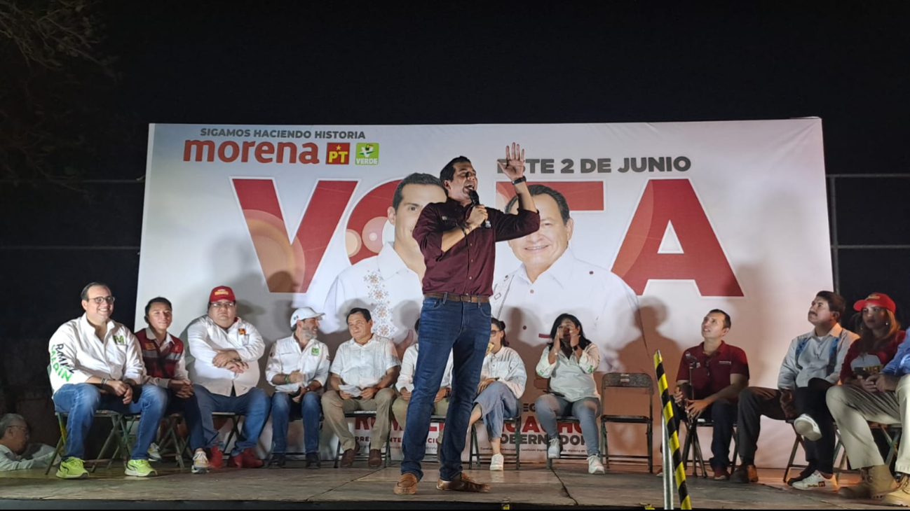 Joaquín Díaz Mena junto a candidatos de Morena en Mérida