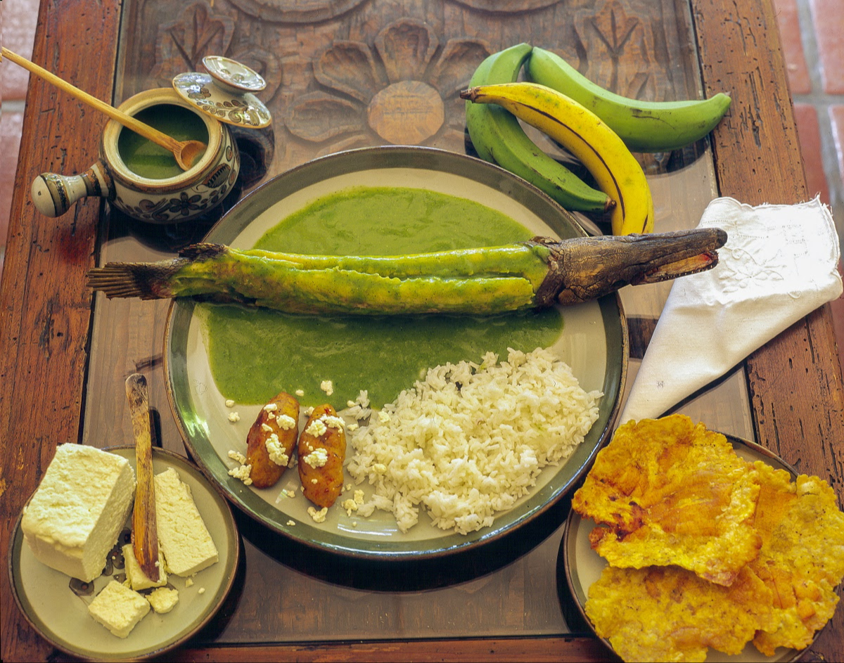 El pejalagarto en verde es un sabroso guiso cocido en hoja de chipilín y diferentes chiles