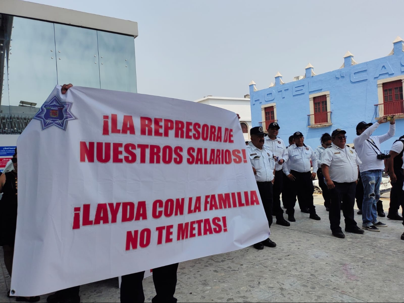 Policías se manifiestan en Palacio de Gobierno