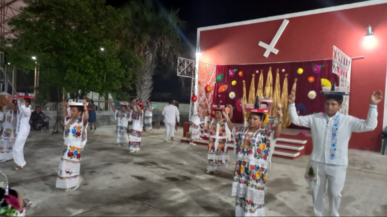 Ambiente de fiesta en concurso de Embajadora Parroquial / Especial