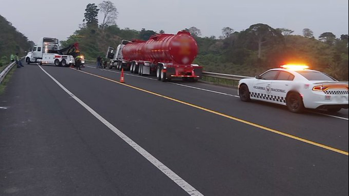 Este sábado un autobús que circulaba  en la carretera Cardel-Poza Rica volcó dejando al menos 44 heridos