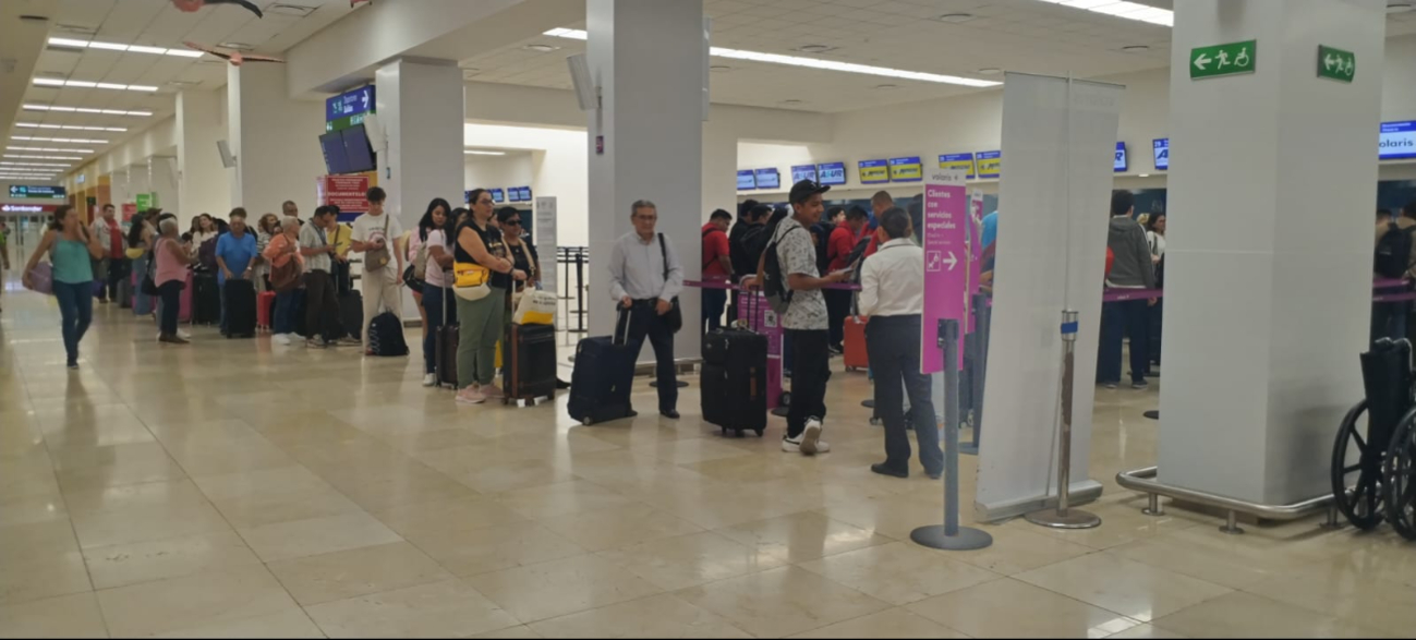 Largas filas se mantienen en los mostradores del aeropuerto de Mérida