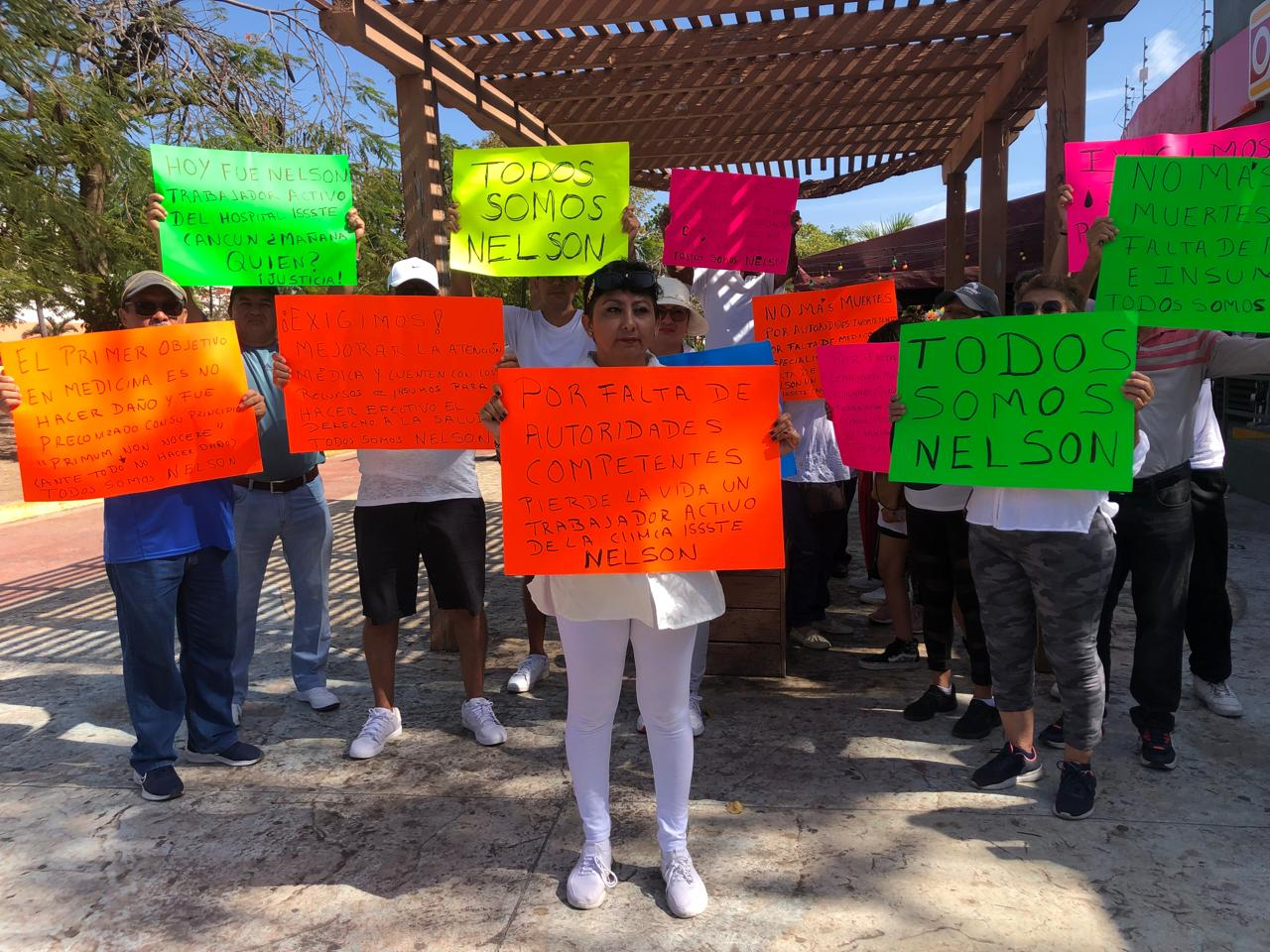 Trabajadores  del ISSSTE de Cancún protestan para exigir la destitución del Director 