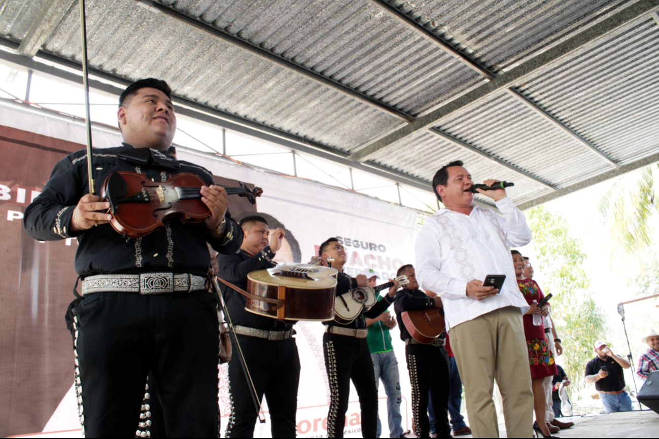 Joaquín Díaz Mena junto al mariachi en su mitin de campaña de Muxupip