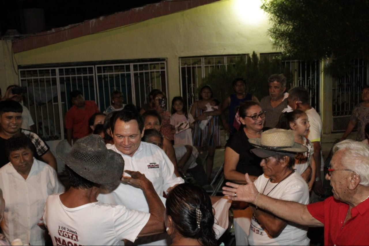 Joaquín Díaz Mena visita colonia en Yucatán / Especial