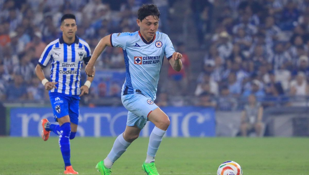 Maximiliano Meza persigue a Alexis Gutiérrez en el duelo Monterrey vs Cruz Azul