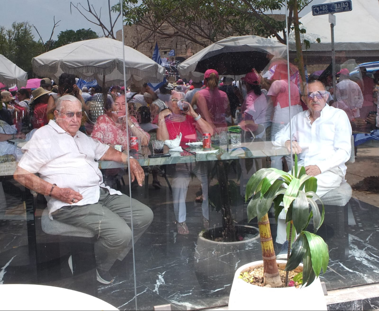 Desde el aire acondicionado de restaurantes esperaron el mensaje