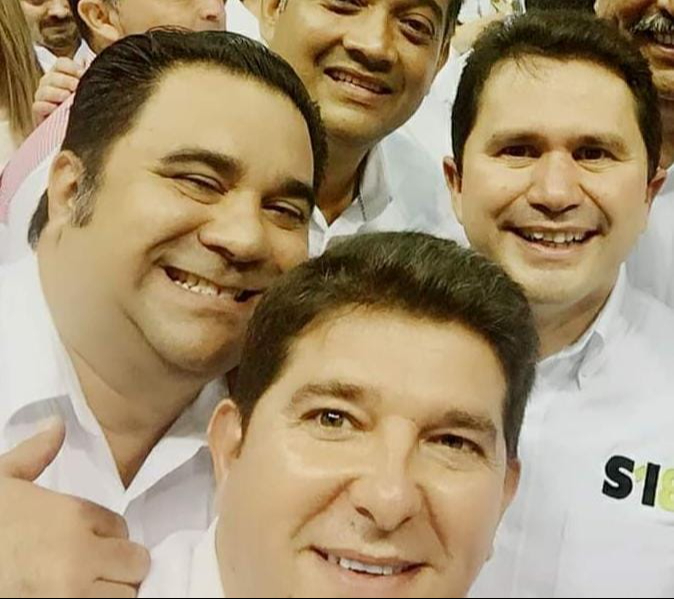 Roger Aguilar Arroyo, alcalde de Motul, y Mario González  González, cuando presidía en su momento la Comuna de Tizimín