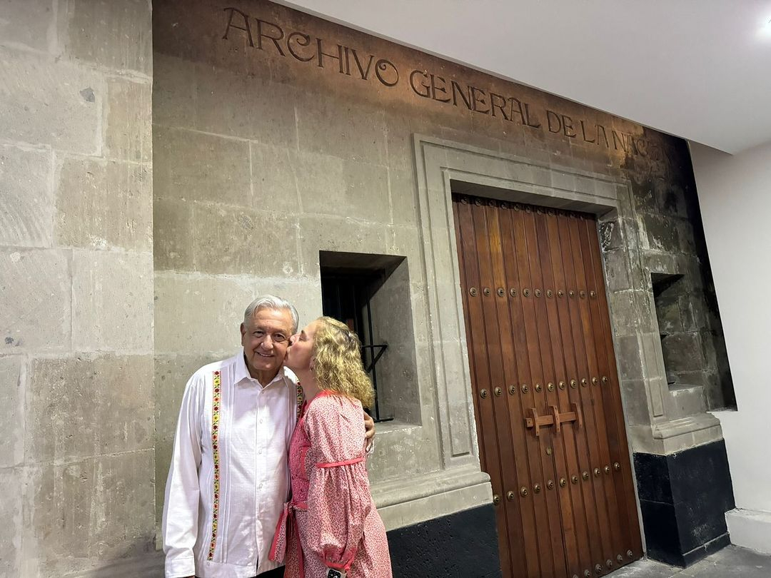 Andrés Manuel López Obrador y Beatriz Gutiérrez Muller en la fachada del antiguo Archivo General de la Nación