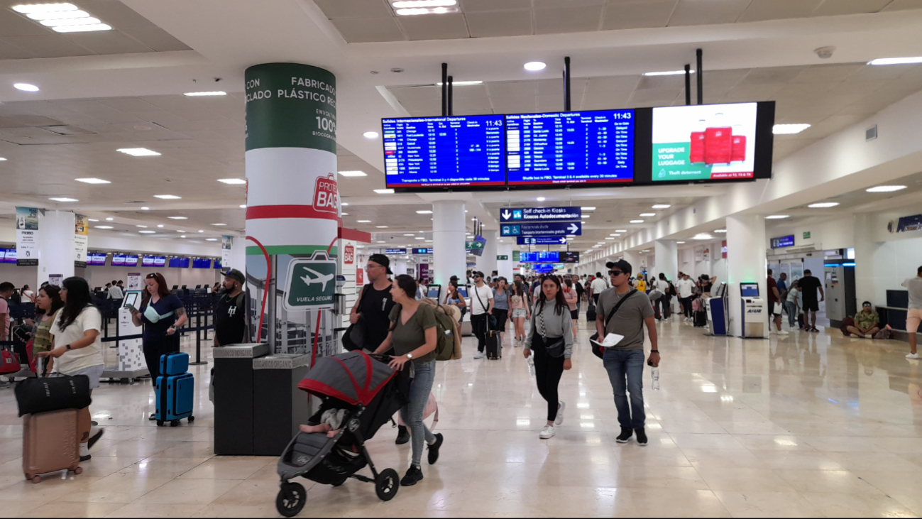 El aeropuerto de Cancún inició la semana con gran movilización de pasajeros