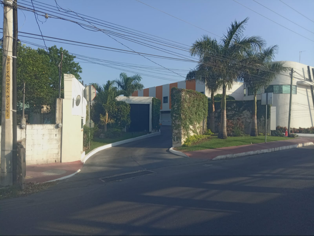 Fachada del inmueble donde fue hallado el abuelito