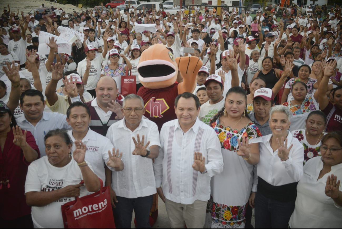 Joaquín Díaz Mena junto a simpatizantes en Chankom