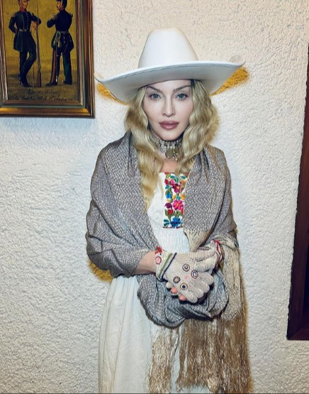 La Reina del Pop compartió foto con la ropa y joyas de la pintora mexicana, Frida Kahlo