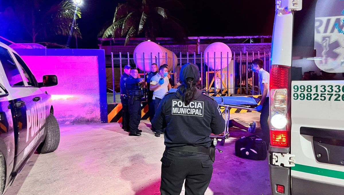 Rescatan a 6 extranjeros y un mexicano en la Avenida López Portillo de Cancún