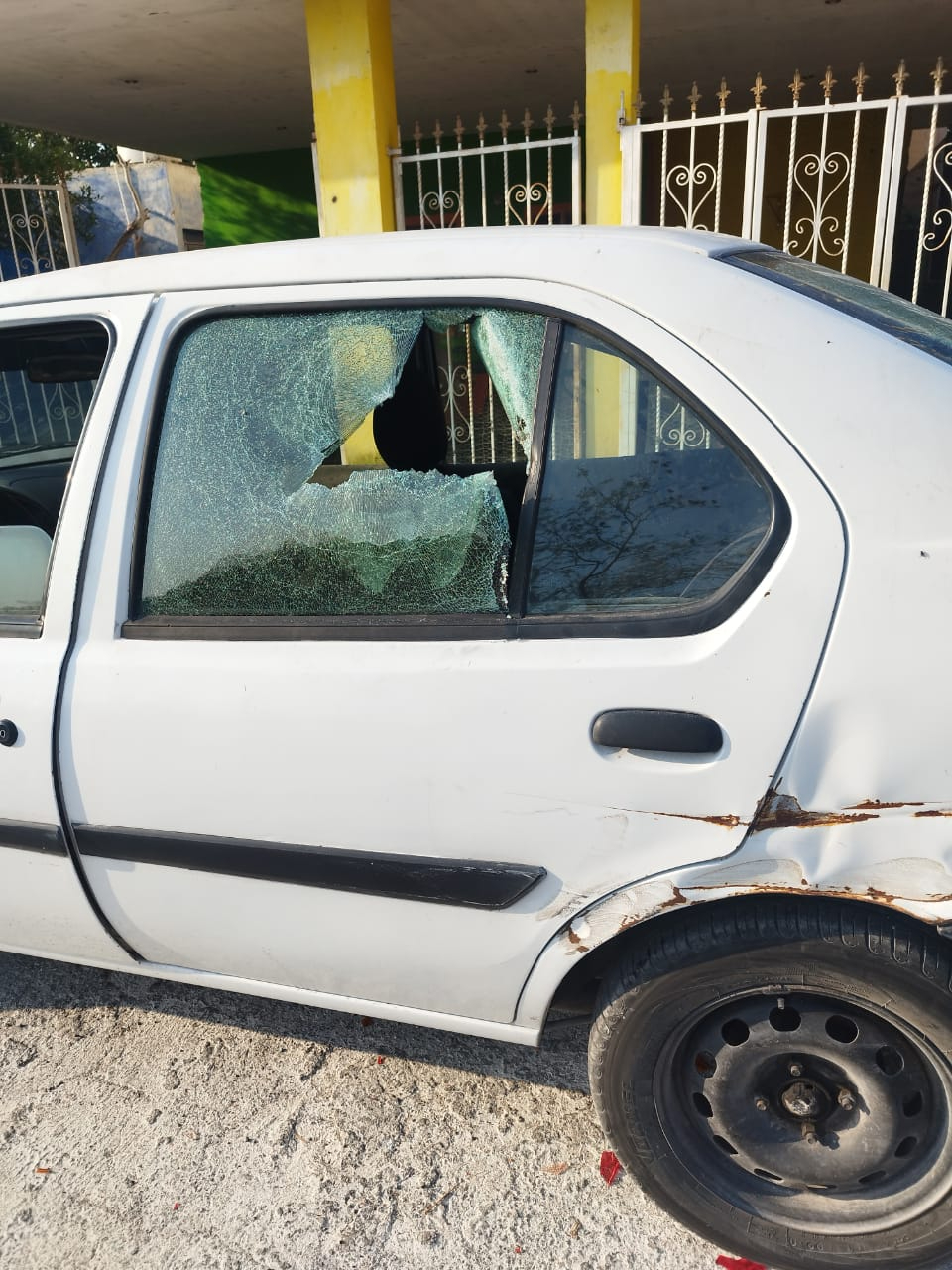 Autos de color blanco, similares al de la funcionaria, sufrieron daños durante la madrugada