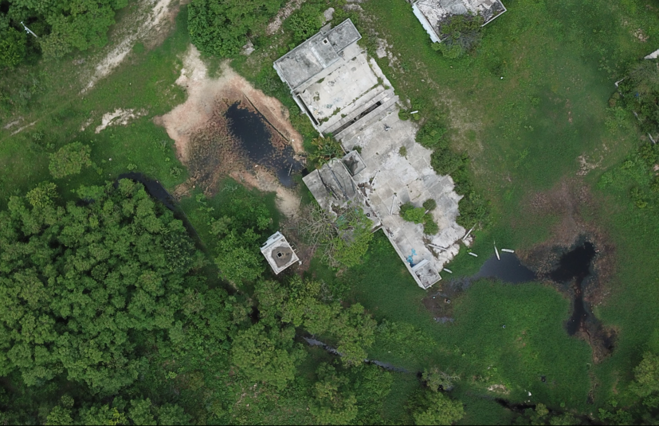 El antiguo basurero destila lixiviados que acaban en la laguna, afectando al ecosistema.
