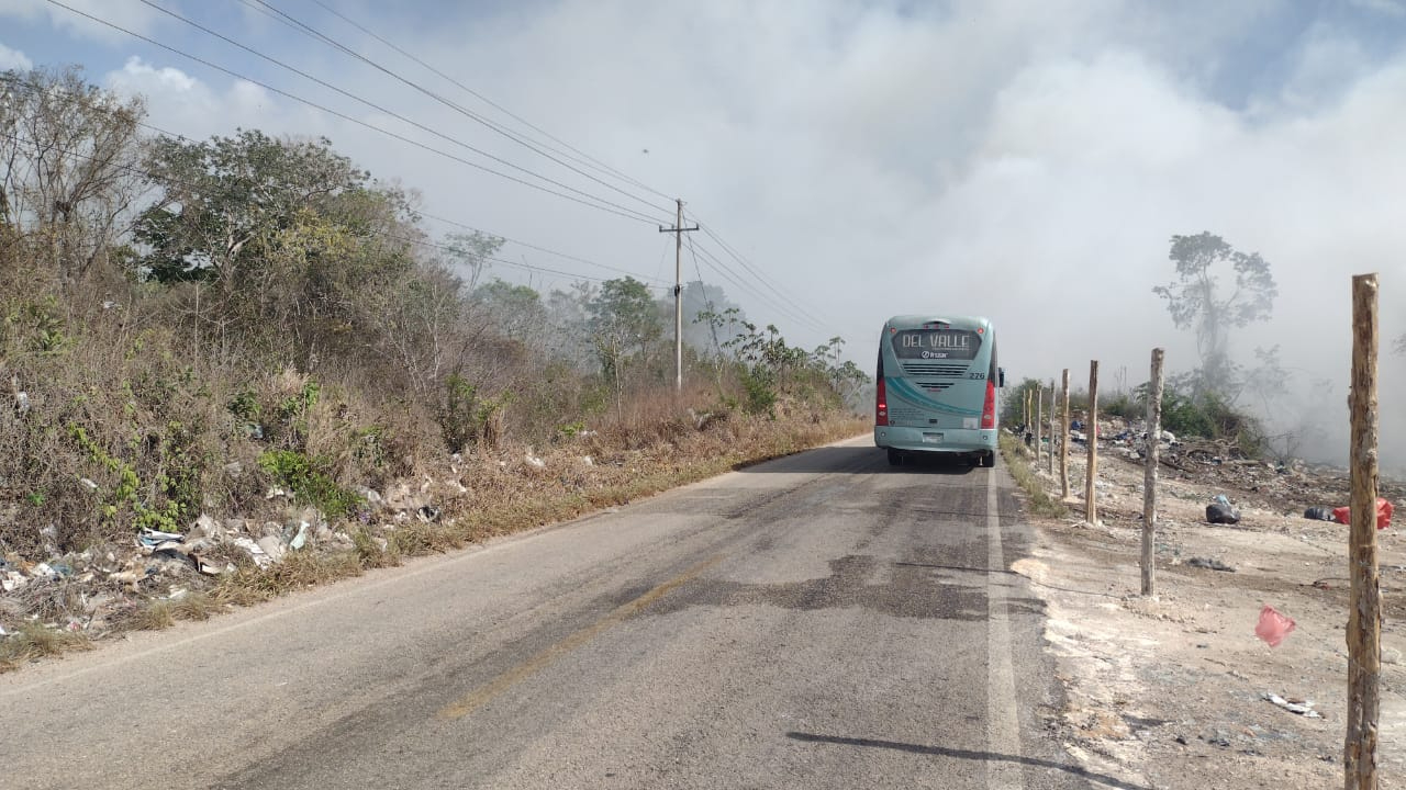 El incendio ha provocado que la carretera Felipe Carrillo Puerto-Valladolid se llene de humo