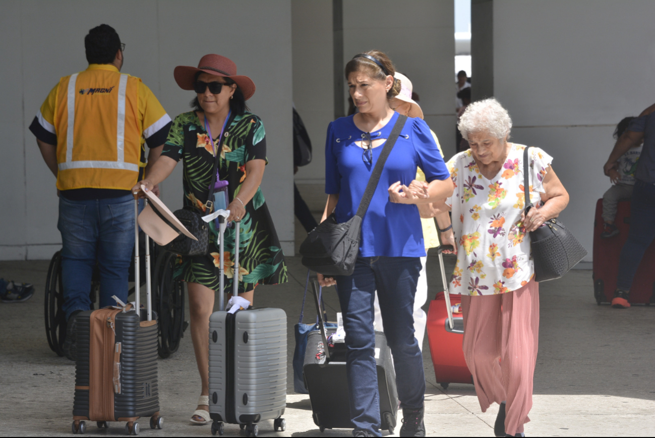 Pasajeras en el Aeropuerto Internacional de Cancún