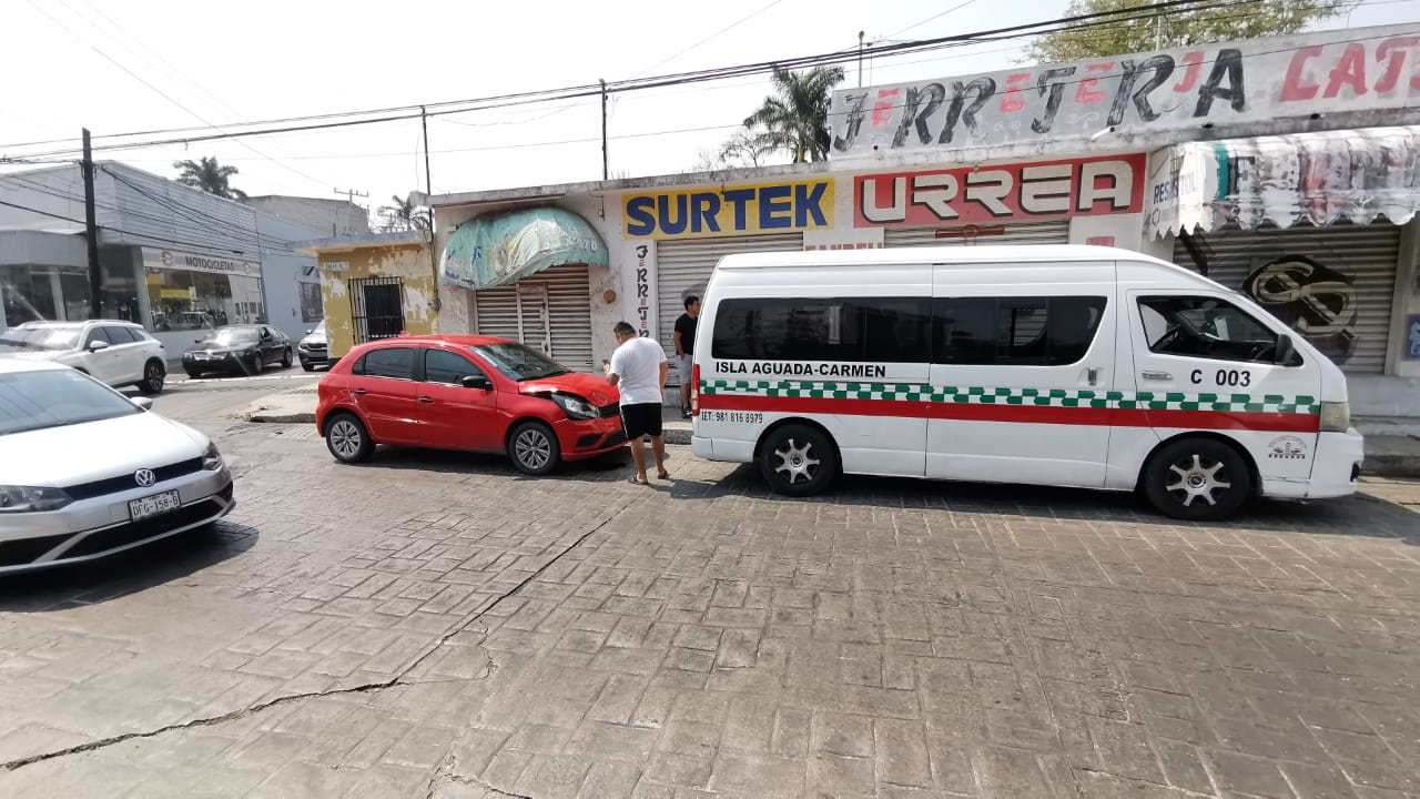 Por no guardar distancia impacta contra combi