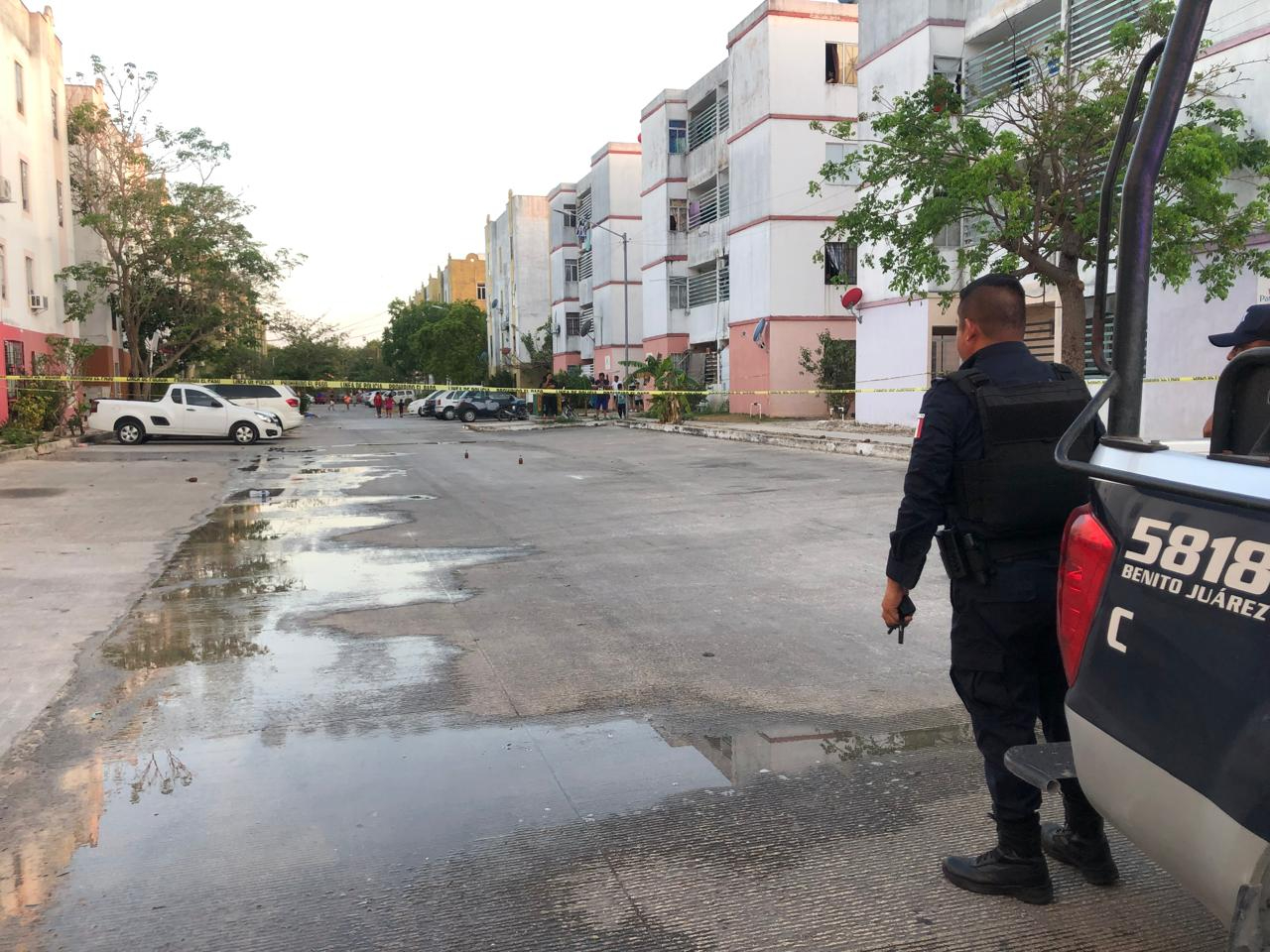 Elementos policiacos custodian la zona en Cancún