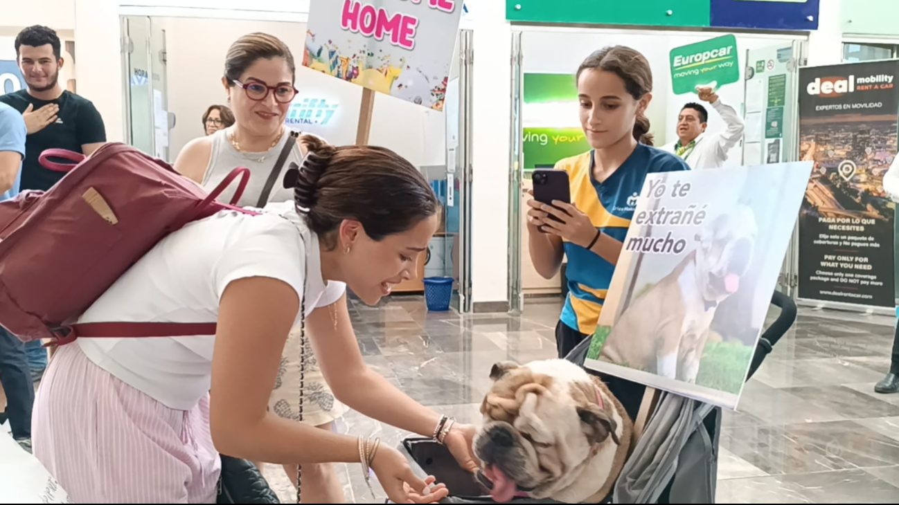 Familia recibe a joven