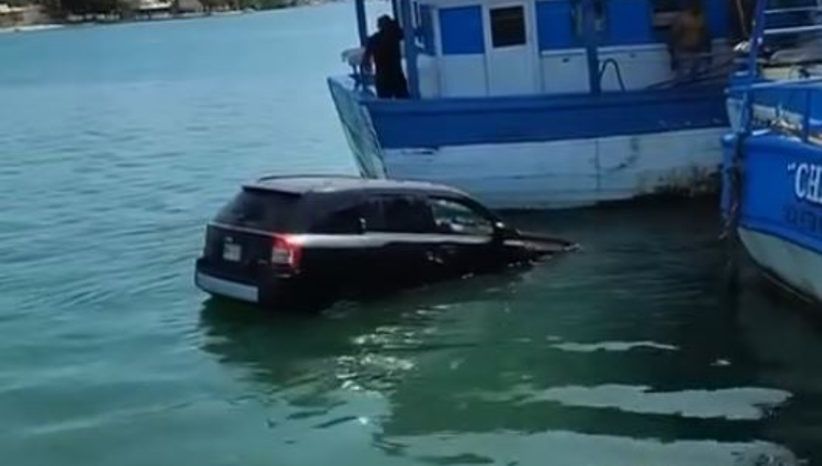 Camioneta cae al mar en el puerto de abrigo de Progreso: VIDEO