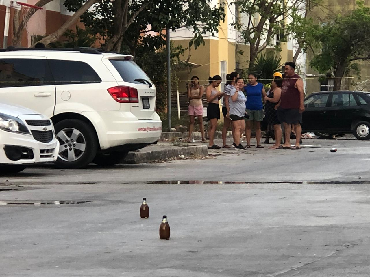 Vecinos presencian la escena del crimen en el fraccionamiento Paraíso Maya