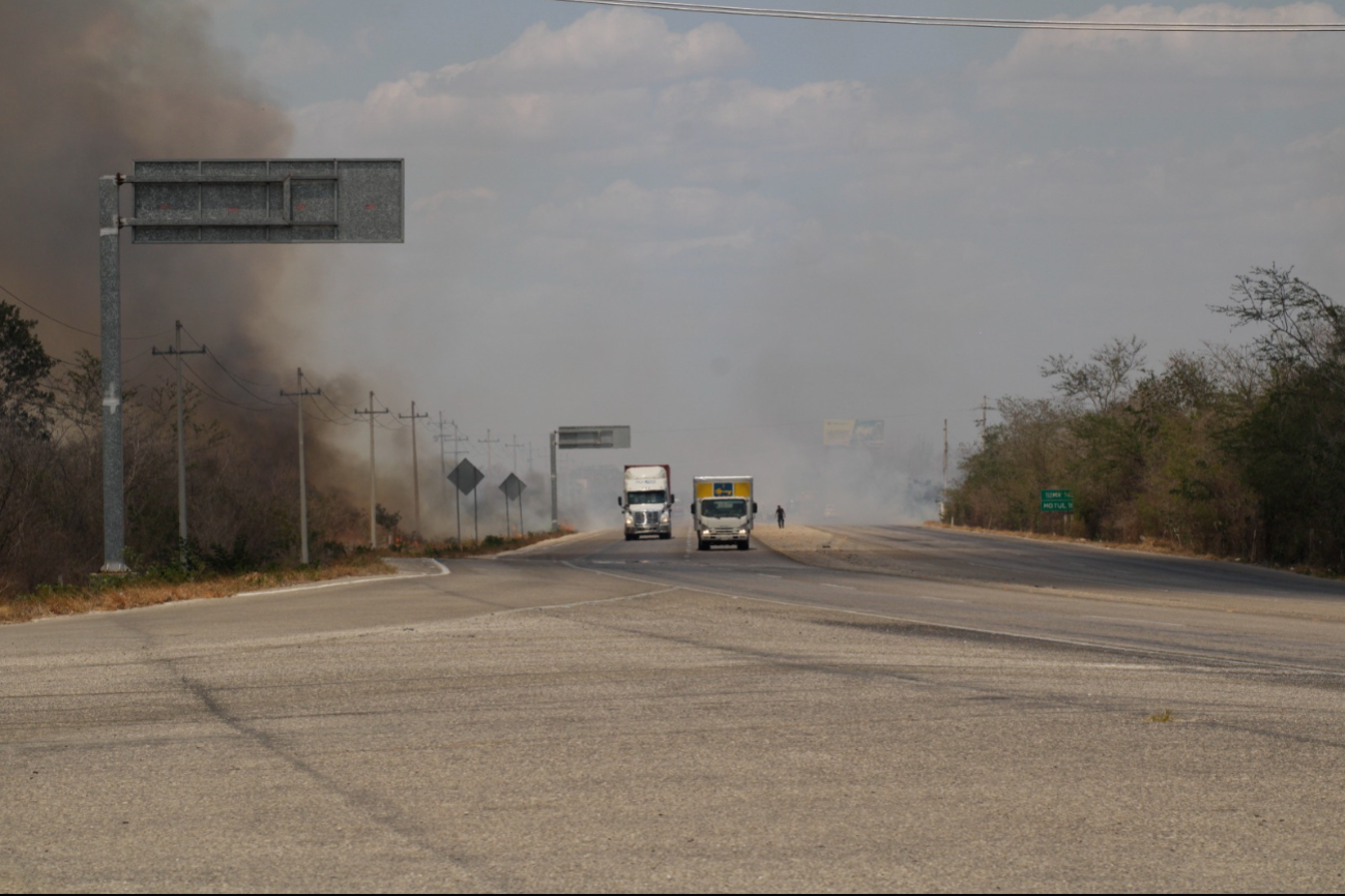 El incendio llenó de humo la carretera