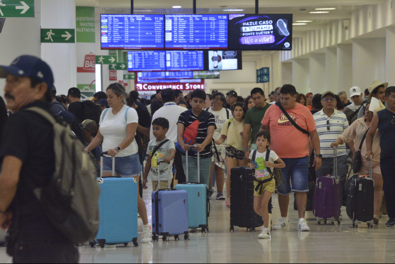 Hay gran movilización de pasajeros en el aeropuerto de Cancún