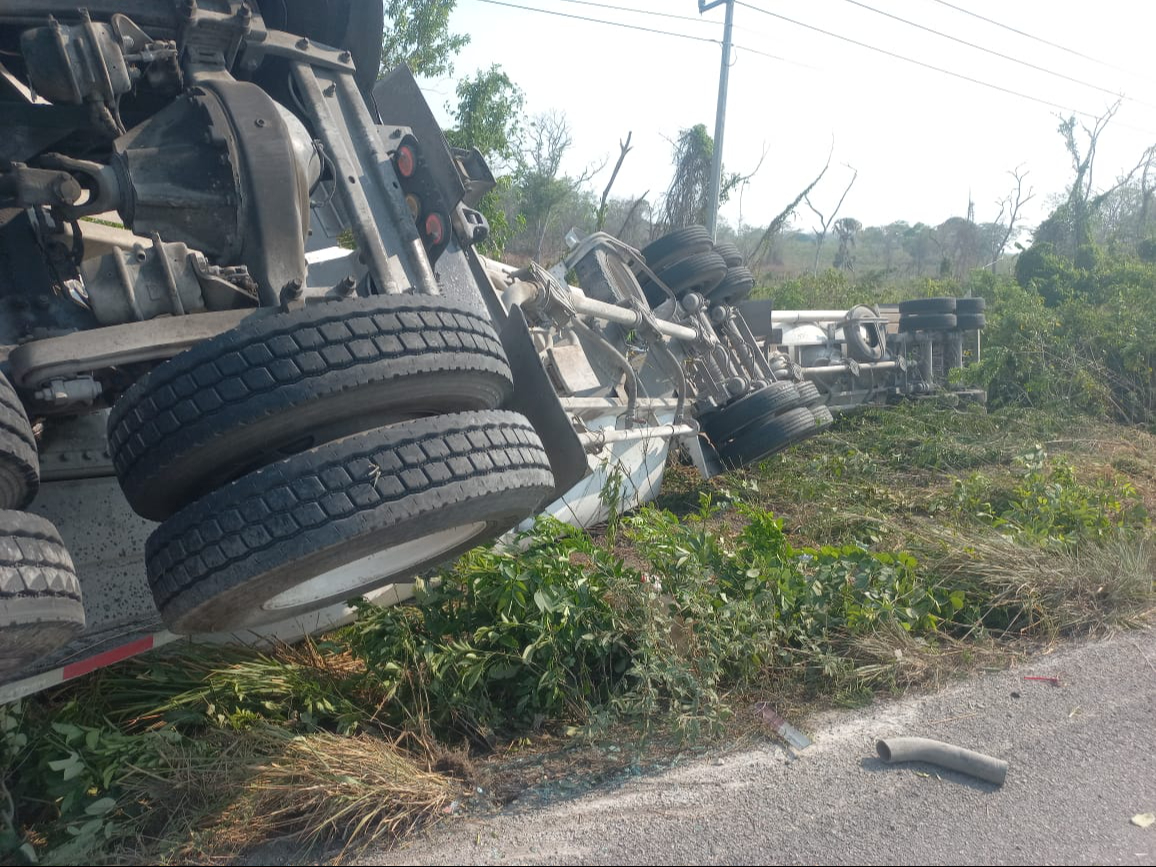 Algunas piezas del tractocamión se desprendieron tras el impacto