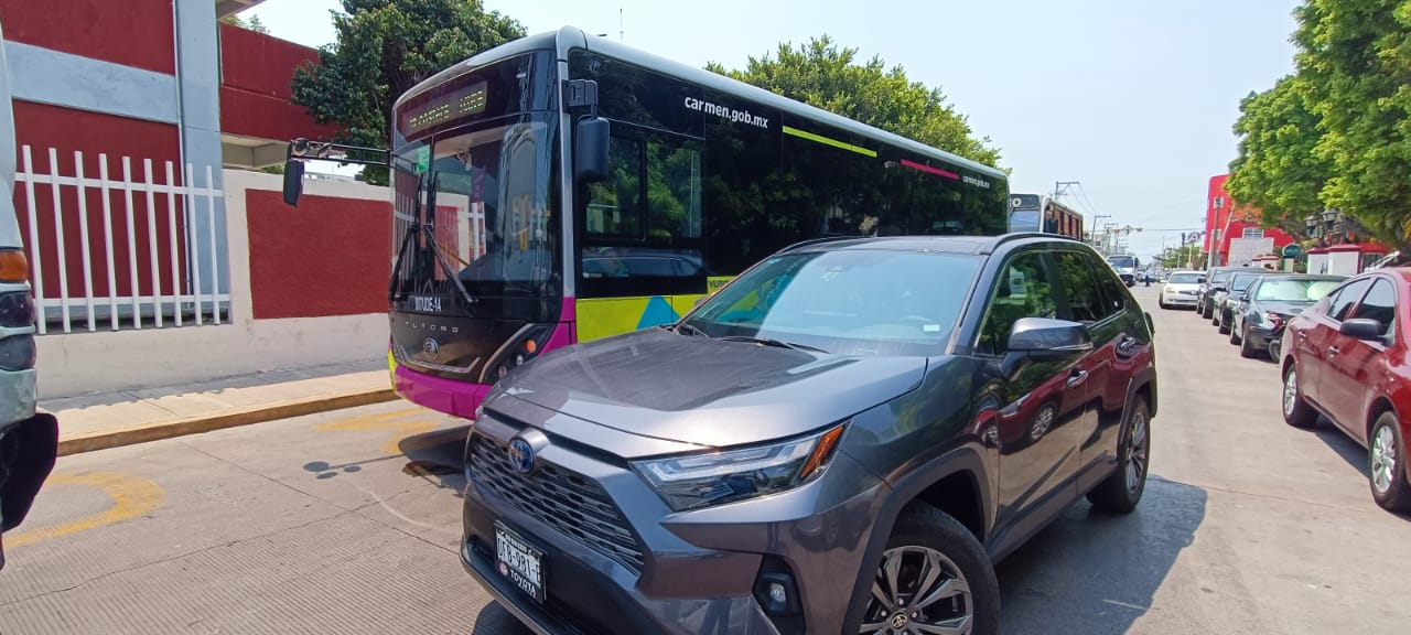 Con camioneta detuvieron el paso